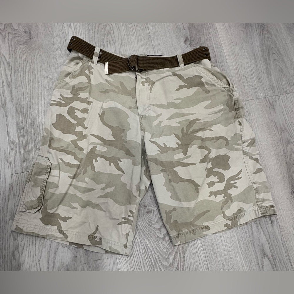Tan Camo Cargo Shorts Casual Timeless camouflage look - Size 36
